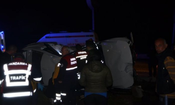 Adana’da iki otomobil kavşakta çarpıştı