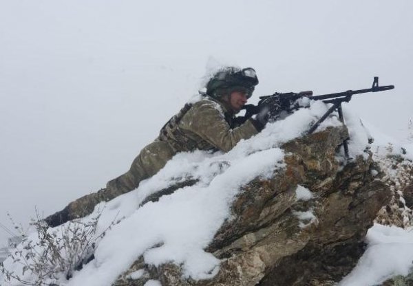 Komandolar yoğun karda operasyonda