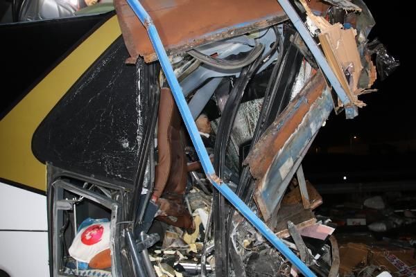 Düzce'de otobüs, otoyolda hatalı dönüş yapan TIR’a çarptı: 2 ölü, 35 yaralı -4