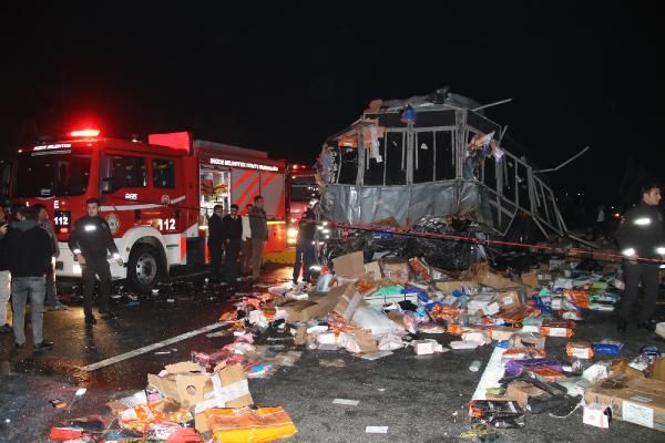 Düzce'de otobüs, otoyolda hatalı dönüş yapan TIR’a çarptı: 2 ölü, 35 yaralı -6