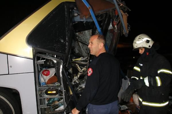 Düzce'de otobüs, otoyolda hatalı dönüş yapan TIR’a çarptı: 2 ölü, 35 yaralı -7