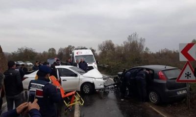 Zonguldak’ta 2 otomobil kafa kafaya çarpıştı