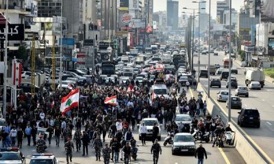 Lübnan’da devam eden gösterilerde halk yolları kapadı