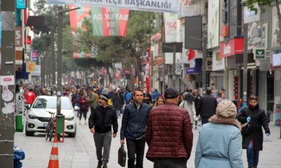 İzmir’de salgına rağmen sokaklar boş kalmadı